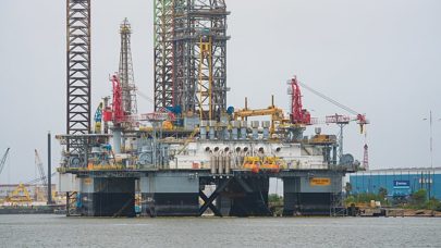 photo of an oil rig